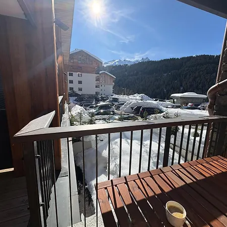 Renove- Skis Aux Pieds-parking- 1650 Courchevel